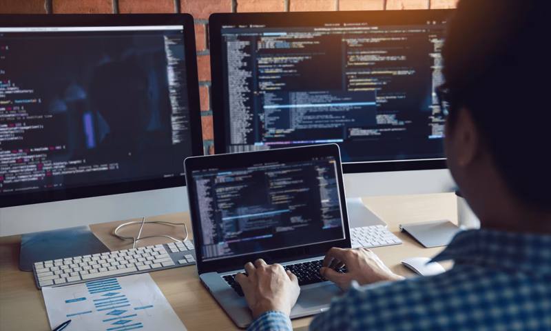 数据科学选型:R与Python如何赋能黄南网站建设?